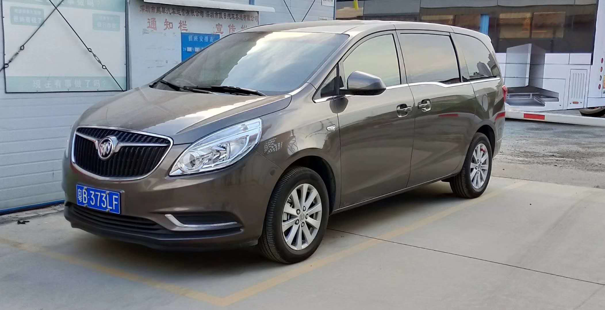 2019年豪华版七座商务车